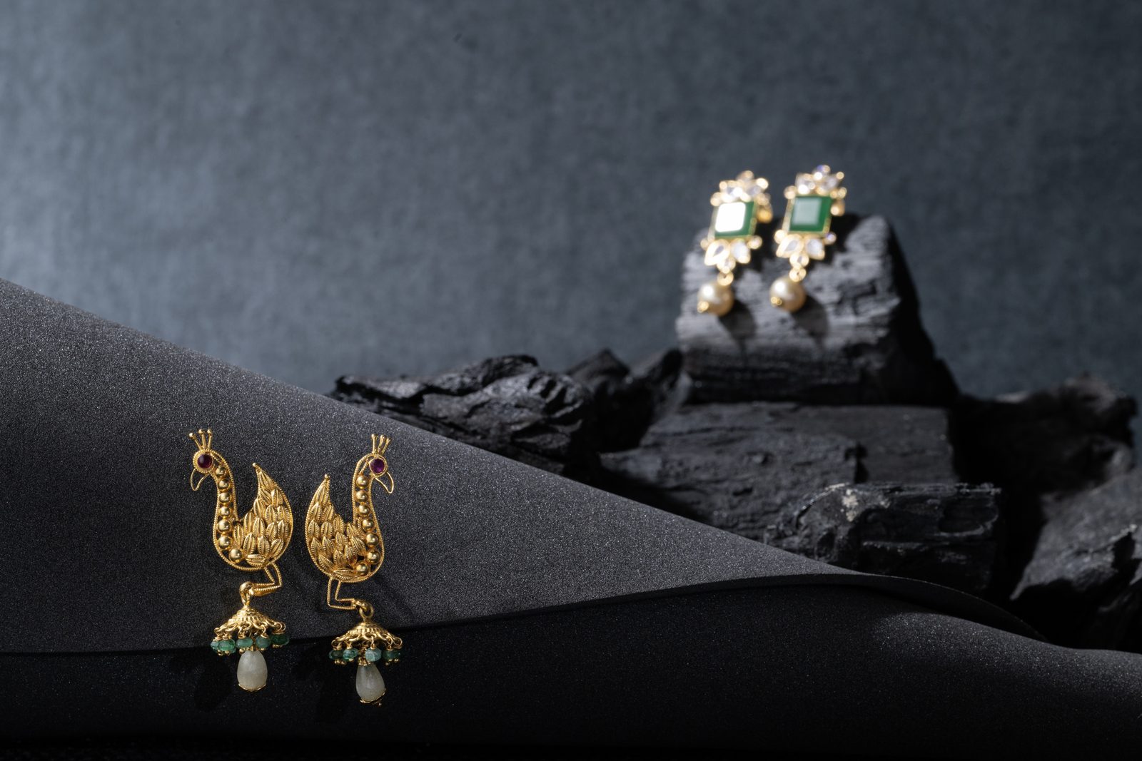 peacock-emerald-earrings-scene