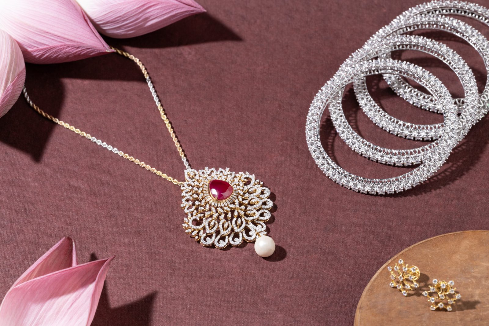 ruby-pearl-pendant-scene
